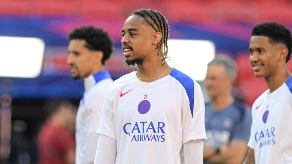 Bradley Barcola saat memberikan keterangan pers mengenai masa depannya di Paris Saint-Germain