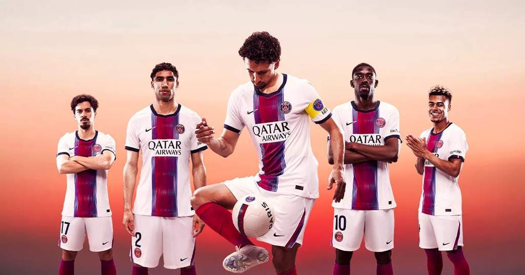 Jersey tandang terbaru Paris Saint-Germain berwarna putih dengan garis merah biru untuk musim depan