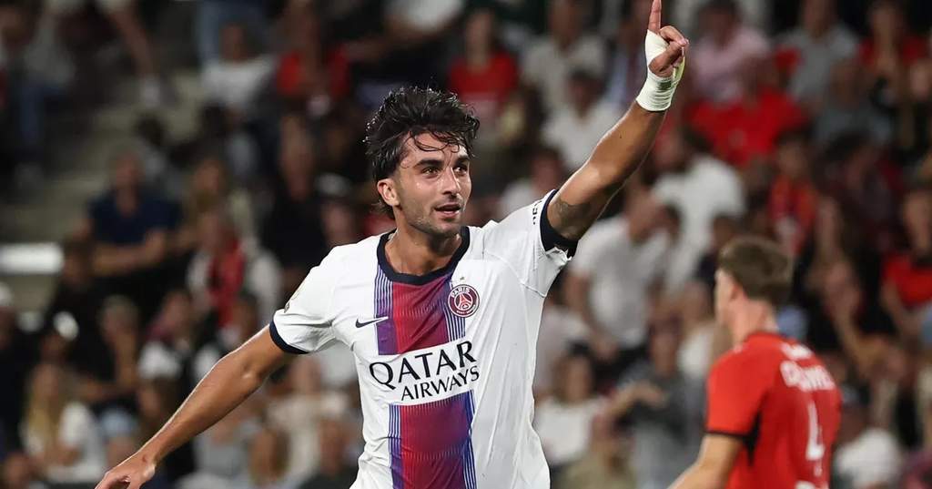 Ferran Torres merayakan gol penyelemat saat PSG bertandang ke markas Rennes di Ligue 1