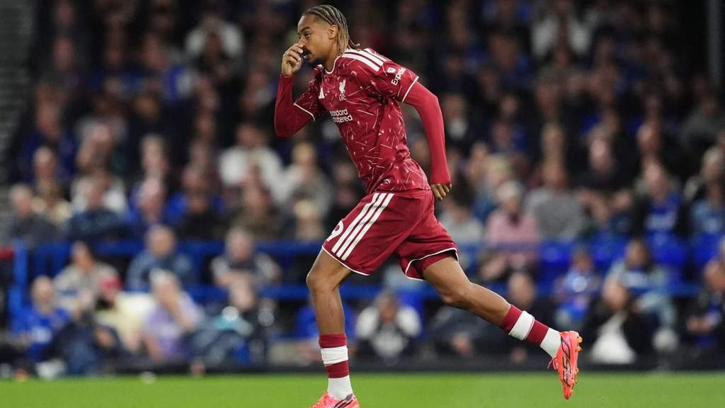 Liverpool Tundukkan Ipswich, Debut Manis Bradley Barcola