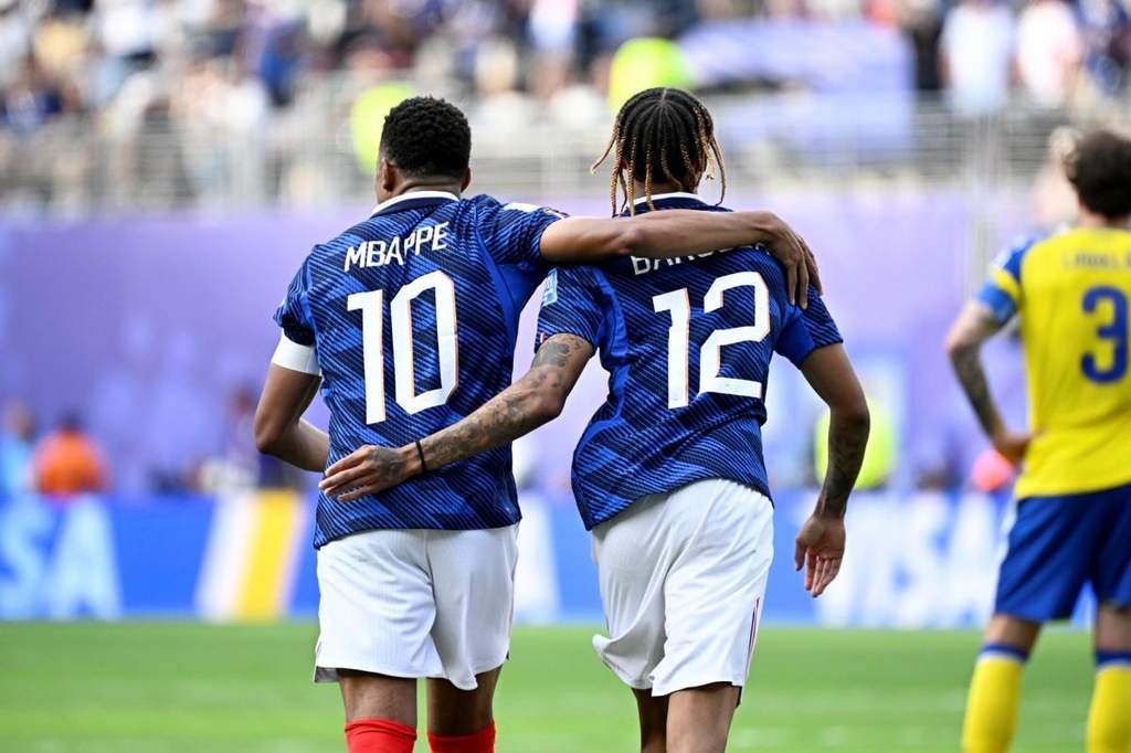 Kylian Mbappé, Ousmane Dembélé, dan Bradley Barcola merayakan gol Prancis melawan Swedia