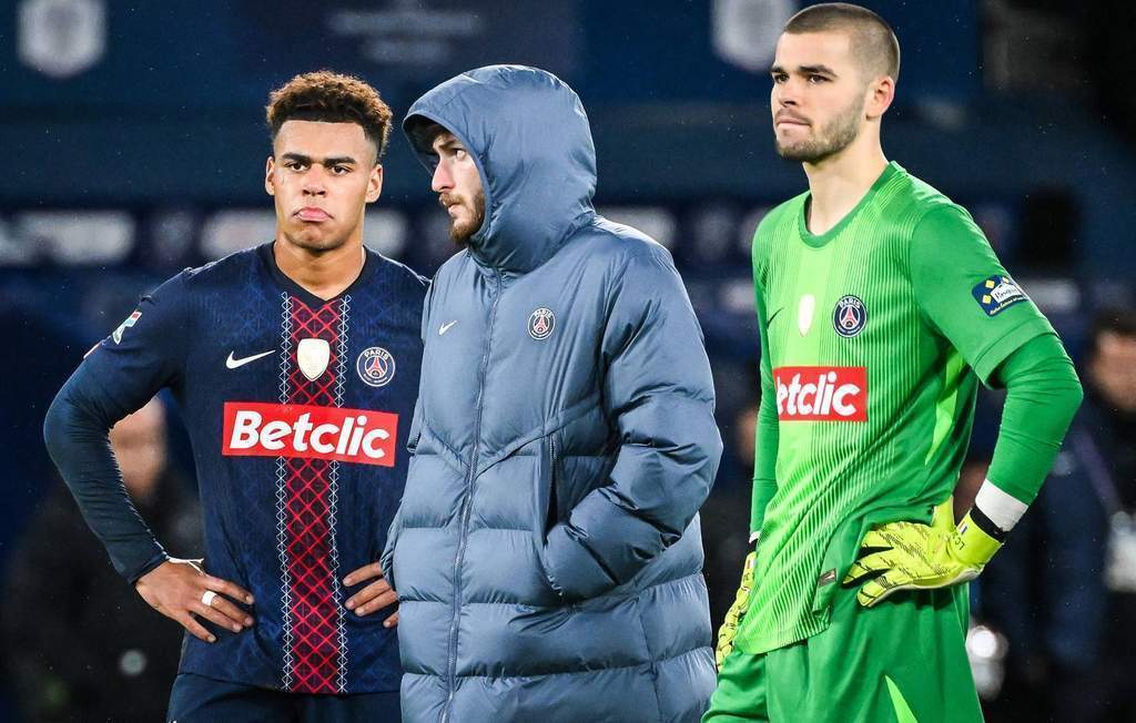 Kekecewaan pemain PSG setelah disingkirkan Paris FC pada babak 16 besar Coupe de France