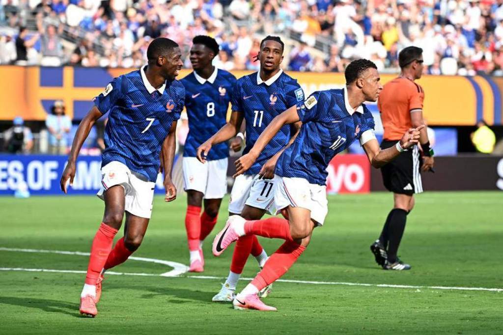 Kylian Mbappe dan penyerang timnas Perancis berdiskusi taktik di Piala Dunia 2026