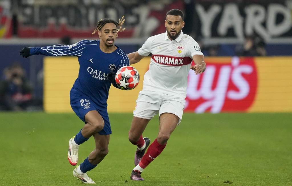 Bradley Barcola merayakan gol bersama Ousmane Dembele dalam pertandingan Liga Champions melawan Stuttgart