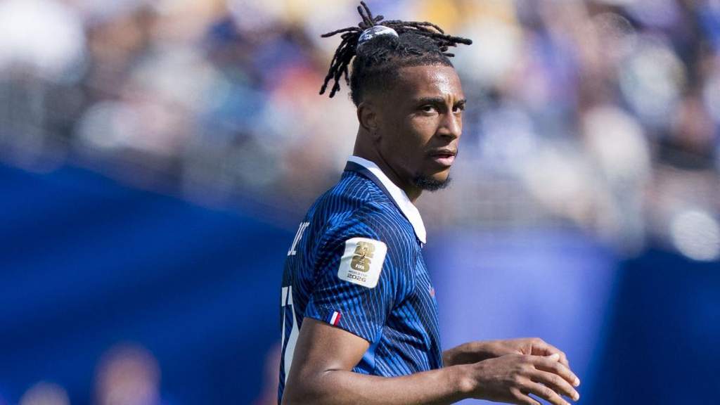 Pemain Timnas Prancis Michael Olise, Manu Koné, dan Bradley Barcola di lapangan